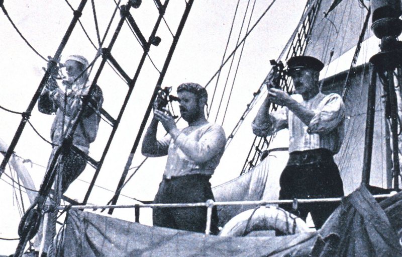 Marineros tomando la altura del sol con sextante a bordo de un velero