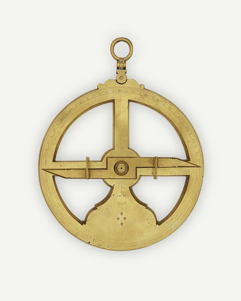 Astrolabio náutico de bronce de 1626, con su alidada de pínulas